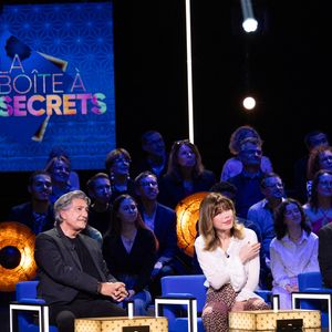 Exclusif - Frédéric François, André Manoukian, Isabelle Morizet (Karen Cheryl) et Faustine Bollaert lors de l'enregistrement de l'émission "La Boîte à secrets", présentée par F.Bollaert et diffusée le 16 janvier 2026 sur France 3, dans les studios du Lendit à Saint-Denis, France, le 16 décembre 2025. © Cyril Moreau/Bestimage