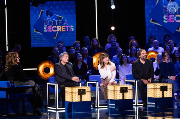 Exclusif - Frédéric François, André Manoukian, Isabelle Morizet (Karen Cheryl) et Faustine Bollaert lors de l'enregistrement de l'émission "La Boîte à secrets", présentée par F.Bollaert et diffusée le 16 janvier 2026 sur France 3, dans les studios du Lendit à Saint-Denis, France, le 16 décembre 2025. © Cyril Moreau/Bestimage