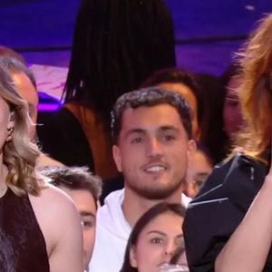 À la veille de la finale, Zaz a choisi de briser le silence via un post Instagram accompagné d’un message chaleureux adressé aux finalistes, Marine et Ebony...

Star Academy 2024