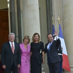Le président français François Hollande, sa compagne Valérie Trierweiler, la compagne du président allemand Joachim Gauck, Daniela Schadt et le président allemand Joachim Gauck arrivent au dîner d'État du président allemand Joachim Gauck au palais de l'Elysée le 3 septembre 2013 à Paris, France. Photo de Mousse/ABACAPRESS.COM