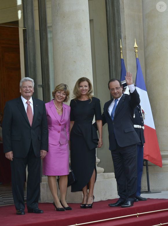Le président français François Hollande, sa compagne Valérie Trierweiler, la compagne du président allemand Joachim Gauck, Daniela Schadt et le président allemand Joachim Gauck arrivent au dîner d'État du président allemand Joachim Gauck au palais de l'Elysée le 3 septembre 2013 à Paris, France. Photo de Mousse/ABACAPRESS.COM