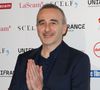 Le 28 août dernier, Elie Semoun a annoncé la grande nouvelle sur les réseaux sociaux. 

Elie Semoun à la 32ème cérémonie des Trophées du film français à l'hôtel Intercontinental à Paris, le 4 février 2025. 

Photo : Coadic Guirec / Bestimage