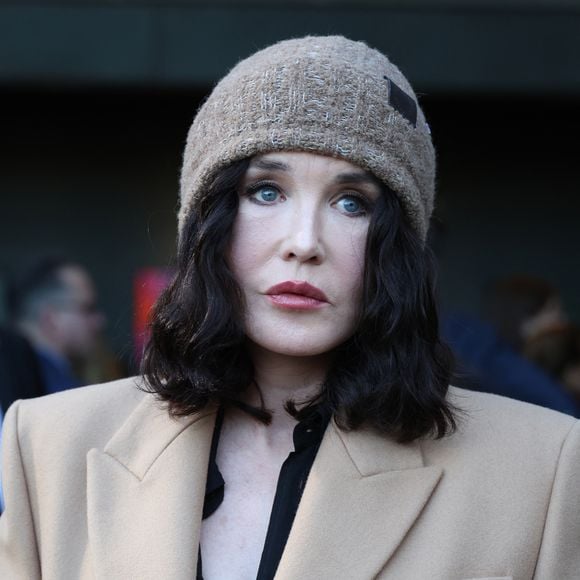 Isabelle Adjani - Les célébrités au défilé Stella McCartney "Collection Prêt-à-Porter Automne/Hiver 2025-2026" lors de la Fashion Week de Paris (PFW), le 5 mars 2025.