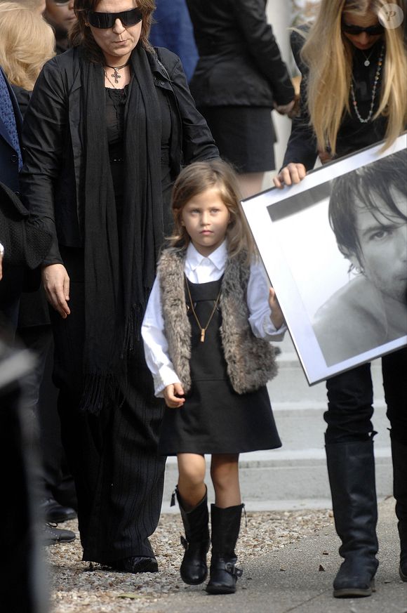 La fille de Valérie Bourdin, Sasha, assiste à la messe de funérailles de l'acteur et chanteur français (avec des racines serbes) Filip Nikolic à l'église orthodoxe de Sainte-Geneviève-des-Bois, au sud de Paris, en France, le 24 septembre 2009. Photo par Frederic Nebinger/ABACAPRESS.COM