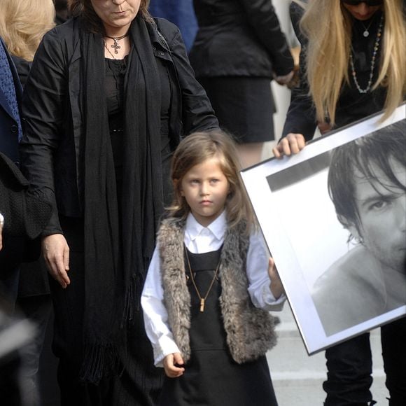 La fille de Valérie Bourdin, Sasha, assiste à la messe de funérailles de l'acteur et chanteur français (avec des racines serbes) Filip Nikolic à l'église orthodoxe de Sainte-Geneviève-des-Bois, au sud de Paris, en France, le 24 septembre 2009. Photo par Frederic Nebinger/ABACAPRESS.COM