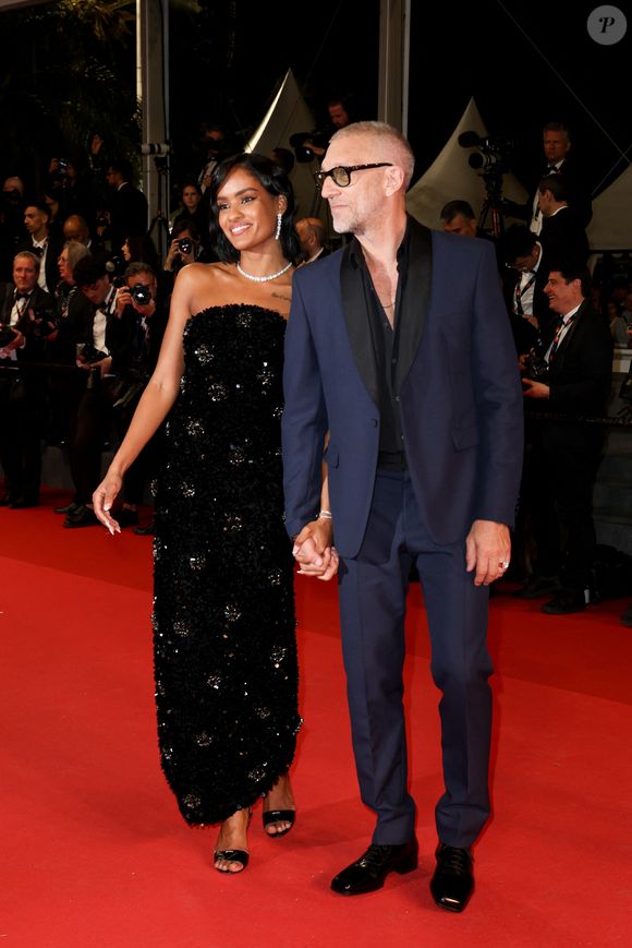 Vincent Cassel et sa compagne Narah Baptista - Montée des marches du film « Parthenope » lors du 77ème Festival International du Film de Cannes, au Palais des Festivals à Cannes. Le 21 mai 2024 © Jacovides-Moreau / Bestimage