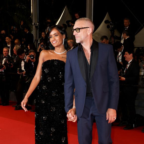Vincent Cassel et sa compagne Narah Baptista - Montée des marches du film « Parthenope » lors du 77ème Festival International du Film de Cannes, au Palais des Festivals à Cannes. Le 21 mai 2024 © Jacovides-Moreau / Bestimage