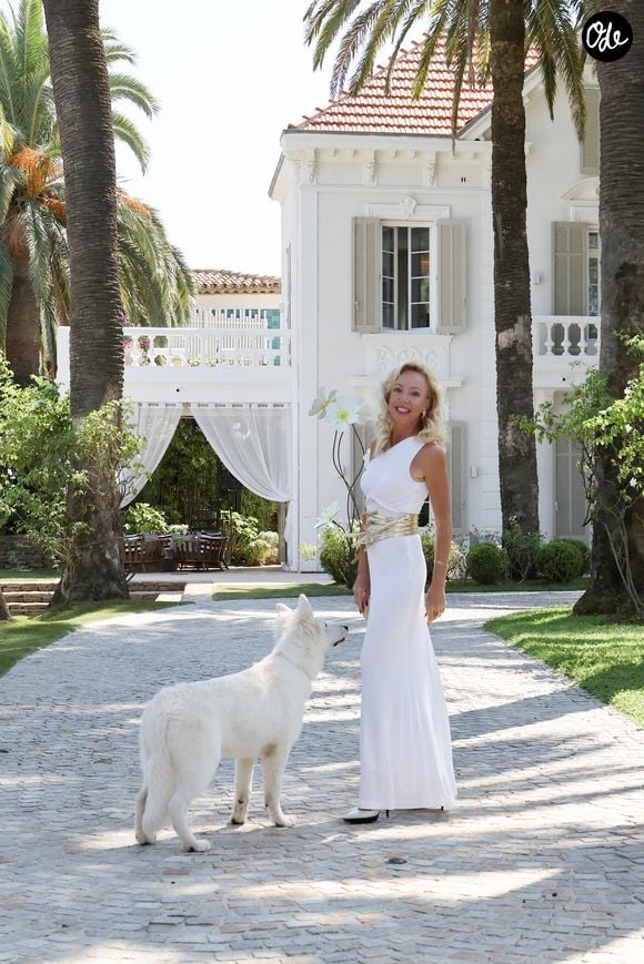 Avec sa sœur Maria Carolina, elle a la chance de profiter d’un immense château acheté par ses parents, situé en plein cœur du célèbre village de pêcheurs, à quelques minutes seulement de la place des Lices.

Exclusif -  la princesse Camilla de Bourbon des Deux-Siciles lors d'un rendez-vous photo au Chateau de Saint-Tropez le 28 août 2024. Les princesses vont soutenir la première édition de l'événement de l'association Rokethon. 
© Claudia Albuquerque / Bestimage