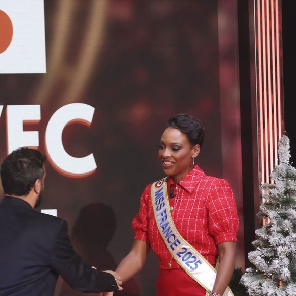 Exclusif - Cyril Hanouna, Angélique Angarni-Filopon, miss France 2025, Cindy Fabre, directrice du concours national Miss France sur le plateau de l'émission "Touche pas à mon poste" (TPMP) diffusée en direct sur C8 le 17 décembre 2024.

© Jack Tribeca / Bestimage