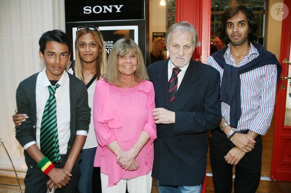Exclusif - Jean-Jacques Debout, Chantal Goya et ses petits enfants Sanjay, Samantha et Alexandre - Jean-Jacques Debout reçoit 2 Disques d'Or chez sa maison de disques Sony à Paris le 19 juin 2014. © JLPPA / Bestimage