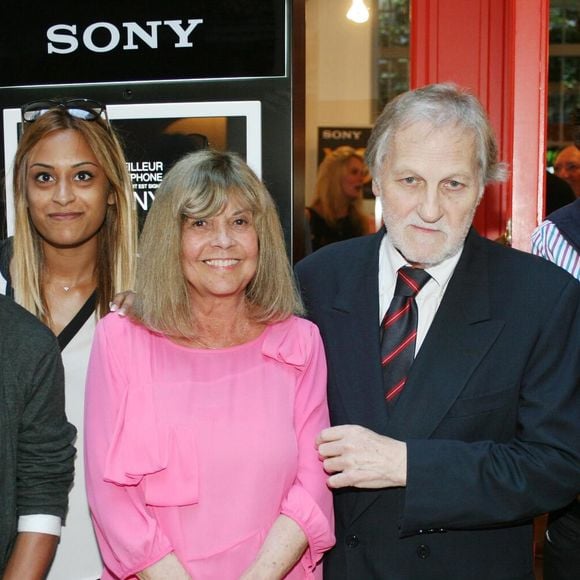 Exclusif - Jean-Jacques Debout, Chantal Goya et ses petits enfants Sanjay, Samantha et Alexandre - Jean-Jacques Debout reçoit 2 Disques d'Or chez sa maison de disques Sony à Paris le 19 juin 2014. © JLPPA / Bestimage