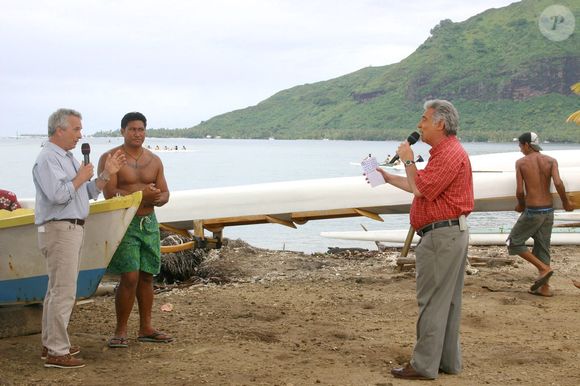 Georges Pernoud, producteur et présentateur de télévision français, et Jean Loiseau, journaliste de télévision, dans le port de Papetoai sur l'île de Moorea, en Polynésie française, en avril 2005, lors de l'enregistrement de la prochaine émission 'Thalassa' qui sera diffusée le 3 juin sur la chaîne de télévision France 3. Photo par ABACA.