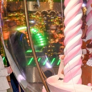 Le prince Albert II de Monaco, la princesse Charlene et leurs enfants la princesse Gabriella et le prince héréditaire Jacques lancent les illuminations de Noël en Principauté, depuis la place du Casino à Monaco, le 29 novembre 2025. La famille princière est accompagnée par Stéphane Valéri, le président délégué de la Société des Bains de Mer de Monaco, et le ministre d'Etat de la Principauté, Christophe Mirmand. © Bruno Bebert/Bestimage