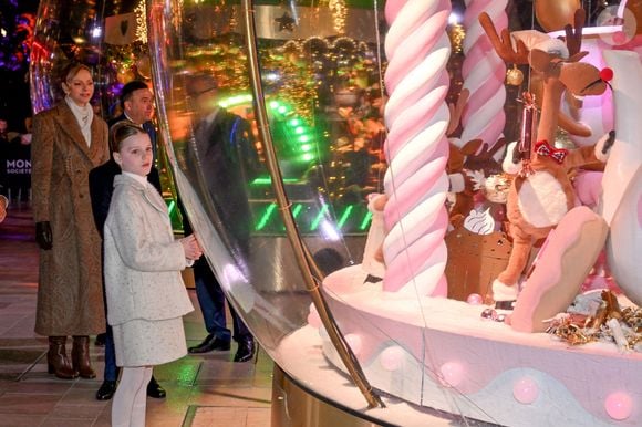Le prince Albert II de Monaco, la princesse Charlene et leurs enfants la princesse Gabriella et le prince héréditaire Jacques lancent les illuminations de Noël en Principauté, depuis la place du Casino à Monaco, le 29 novembre 2025. La famille princière est accompagnée par Stéphane Valéri, le président délégué de la Société des Bains de Mer de Monaco, et le ministre d'Etat de la Principauté, Christophe Mirmand. © Bruno Bebert/Bestimage
