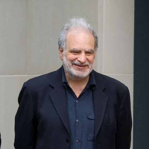 Il a raconté une anecdote amusante liée à leur rencontre.

Exclusif - Raphael Mezrahi - Obsèques du producteur François Bennaceur (Ben Naceur) au cimetière ancien de Neuilly-sur-Seine, France, le 13 mai 2024. Photo par AGENCE / BESTIMAGE