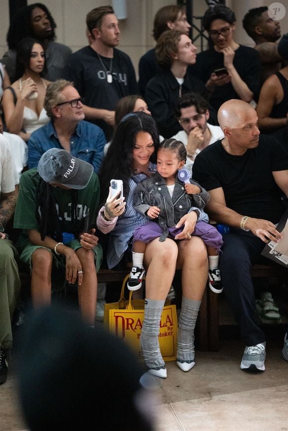 Côté accessoires, elle portait un sac Jonathan Anderson Dior Dracula.

Rihanna en Front Row du défilé AWGE "Collection Homme Prêt-à-Porter Printemps/Eté 2026" lors de la Fashion Week de Paris (PFW)Backgrid UK/ Bestimage