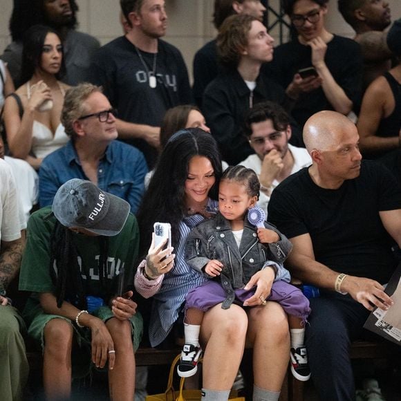 Côté accessoires, elle portait un sac Jonathan Anderson Dior Dracula.

Rihanna en Front Row du défilé AWGE "Collection Homme Prêt-à-Porter Printemps/Eté 2026" lors de la Fashion Week de Paris (PFW)Backgrid UK/ Bestimage