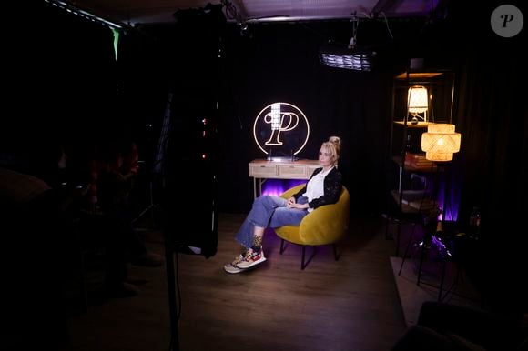 Élodie Gossuin dans En privé avec, au sein des locaux de Webedia