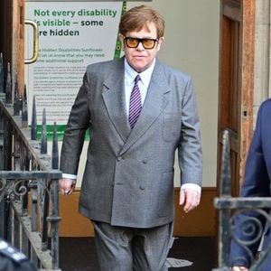 Elton John à la sortie du procès contre l'éditeur du journal "Daily Mail" à la Haute Cour de Londres, Royaume Uni, le 27 mars 2023. 

Backgrid UK/ Bestimage