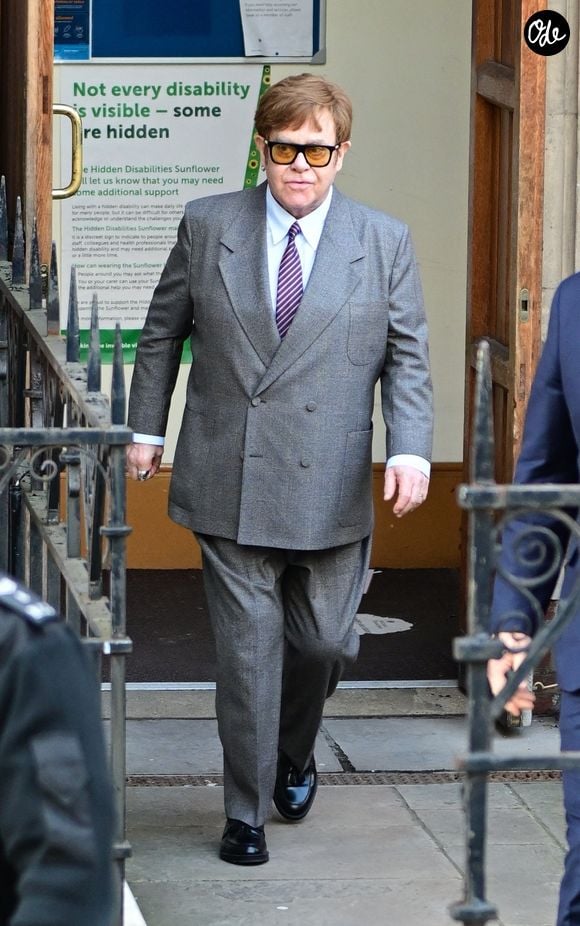 Elton John à la sortie du procès contre l'éditeur du journal "Daily Mail" à la Haute Cour de Londres, Royaume Uni, le 27 mars 2023. 

Backgrid UK/ Bestimage