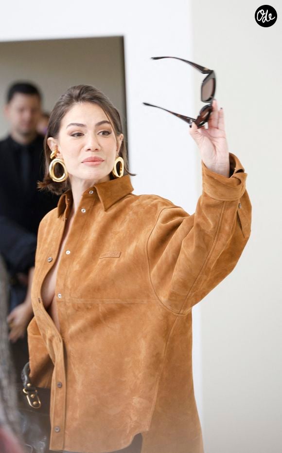 Demet Özdemir aux arrivées au défilé Balenciaga Collection Femme Prêt-à-Porter Printemps/Eté 2027 lors de la Fashion Week de Paris (PFW) au Tennis Club de Paris, France, le 1er octobre 2026. © Christophe Aubert/Bestimage