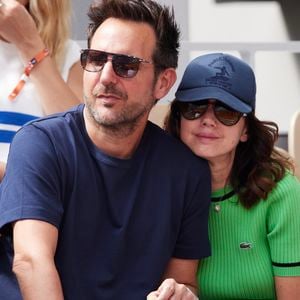 Christophe Michalak et sa femme Delphine dans les tribunes des Internationaux de France de tennis de Roland Garros 2024 à Paris, France, le 4 juin 2024. © Jacovides-Moreau/Bestimage