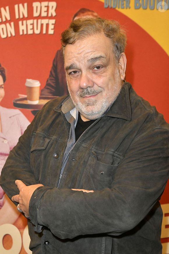 Aujourd'hui, les deux hommes prennent plaisir à se retrouver : "C'est un génie de la comédie et du jeu. J'ai l'impression qu'il est encore plus cool qu'avant."

Didier Bourdon à la Première du film "C'était mieux demain" à Berlin le 19 janvier 2026. ©
Action Press / Bestimage