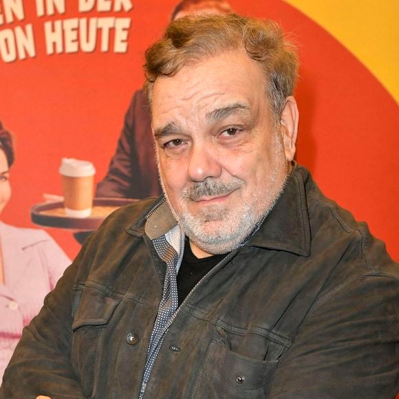 Aujourd'hui, les deux hommes prennent plaisir à se retrouver : "C'est un génie de la comédie et du jeu. J'ai l'impression qu'il est encore plus cool qu'avant."

Didier Bourdon à la Première du film "C'était mieux demain" à Berlin le 19 janvier 2026. ©
Action Press / Bestimage