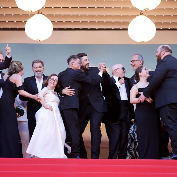 Clovis Cornillac, Artus, Marc Riso et l'équipe du film "Un p'tit truc en plus" - Montée des marches du film « Le comte de Monte-Cristo » lors du 77ème Festival International du Film de Cannes, au Palais des Festivals à Cannes. Le 22 mai 2024
© Jacovides-Moreau / Bestimage