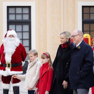 Le prince Albert II de Monaco et la princesse Charlène de Monaco, Le prince Jacques de Monaco, marquis des Baux, La princesse Gabriella de Monaco, comtesse de Carladès - La famille princière de Monaco offre les traditionnels cadeaux de Noël aux enfants monégasques dans la Cour du Palais Princier, le 18 décembre 2024. 
© Olivier Huitel / Pool Monaco / Bestimage