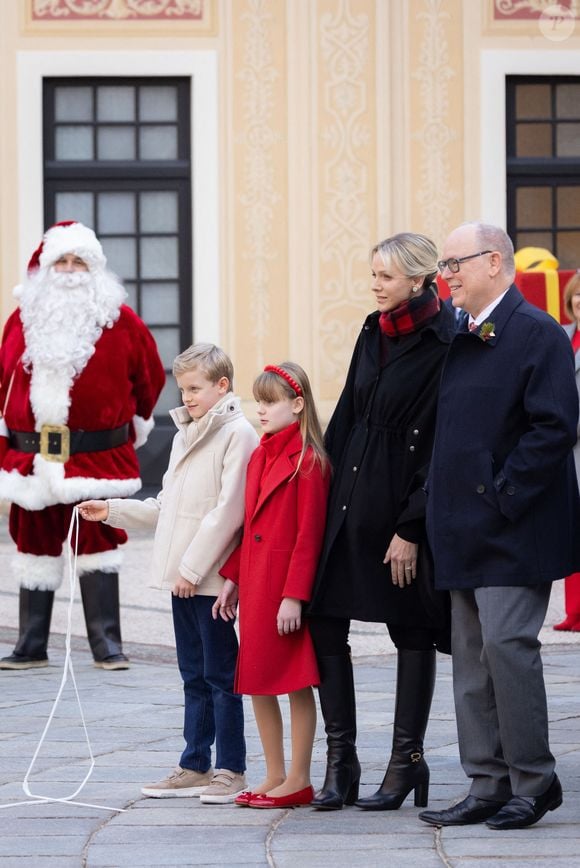 Le prince Albert II de Monaco et la princesse Charlène de Monaco, Le prince Jacques de Monaco, marquis des Baux, La princesse Gabriella de Monaco, comtesse de Carladès - La famille princière de Monaco offre les traditionnels cadeaux de Noël aux enfants monégasques dans la Cour du Palais Princier, le 18 décembre 2024.
© Olivier Huitel / Pool Monaco / Bestimage