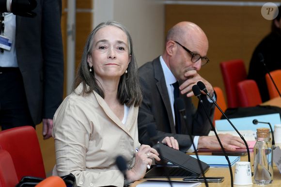 Pour éviter tout conflit d’intérêts, la présidente reste à l'écart des débats. Elle ne participe pas aux discussions avec l’État sur son salaire et ses bonus.

Delphine Ernotte lors d'une audition devant la Commission d'enquête sur la neutralité, le fonctionnement et le financement de l'audiovisuel public à l'Assemblée nationale à Paris, le 8 avril 2026.

© Lionel Urman / Bestimage