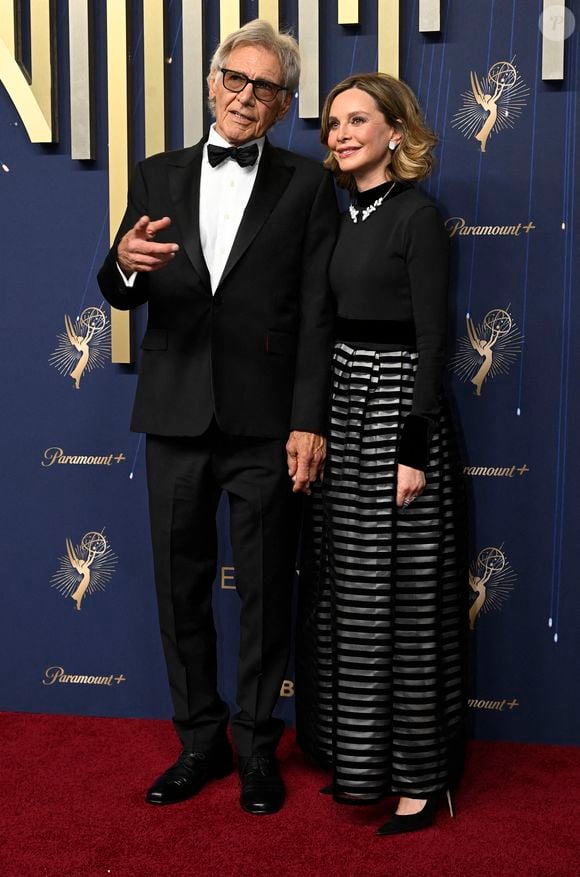 Harrison Ford et Calista Flockhart arrivent à la 77e cérémonie annuelle des Primetime Emmy Awards au Peacock Theater à Los Angeles le dimanche 14 septembre 2025. Photo by John McCoy/UPI/ABACAPRESS.COM