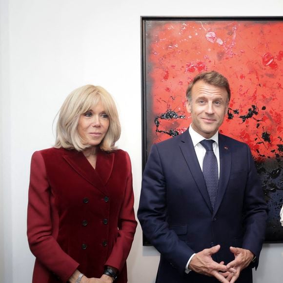 Les Macron ont une famille recomposée soudée. 

Exclusif - Le président Emmanuel Macron, Brigitte Macron, Laurence Auzière (Laurence Graffensttaden) lors du vernissage de l'exposition de Danhôo à la galerie A2Z Art Gallery à Paris. © Jack Tribeca / Bestimage
