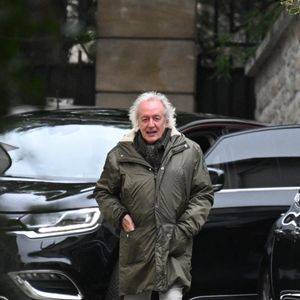 Il a pu compter sur la venue de son ami de longue date, Didier Barbelivien.

Didier Barbelivien accompagne sa fille chez Nicolas et Carla Sarkozy à Paris puis ressort seul après avoir salué l'ancien président tout juste sorti de prison.
Paris, le 11 novembre 2025. Photo par Agence / Bestimage