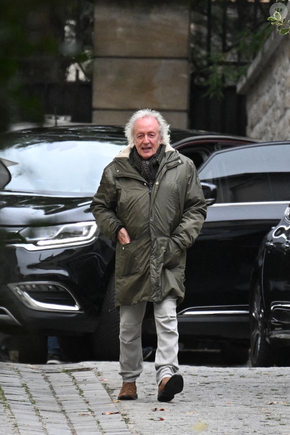 Il a pu compter sur la venue de son ami de longue date, Didier Barbelivien.

Didier Barbelivien accompagne sa fille chez Nicolas et Carla Sarkozy à Paris puis ressort seul après avoir salué l'ancien président tout juste sorti de prison.
Paris, le 11 novembre 2025. Photo par Agence / Bestimage