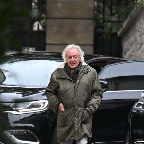 Il a pu compter sur la venue de son ami de longue date, Didier Barbelivien.

Didier Barbelivien accompagne sa fille chez Nicolas et Carla Sarkozy à Paris puis ressort seul après avoir salué l'ancien président tout juste sorti de prison.
Paris, le 11 novembre 2025. Photo par Agence / Bestimage