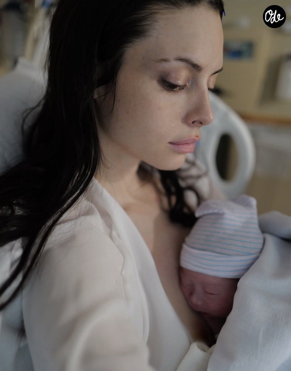 La mannequin et musicienne de 39 ans a elle aussi partagé son bonheur sur Instagram

Charlotte Kemp Muhl, encore à l'hôpital, tenant Aurelius contre elle, photo publiée sur Instagram en septembre 2026.