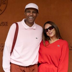Coralie a posté plusieurs clichés sur son compte Instagram sur lesquels on peut notamment la voir profiter d’une attraction avec son fils, dont seuls les cheveux blonds apparaissent à l’image.

Stromae et sa femme Coralie Barbier au village lors des Internationaux de France de Tennis de Roland Garros 2025, à Paris, France, le 8 juin 2025. © Cyril Moreau/Bestimage