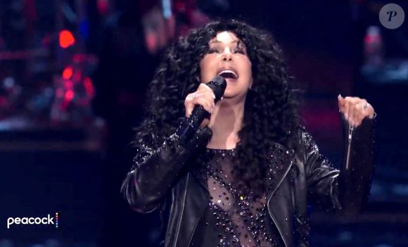 New York, NY - Cher est magnifique lors du concert du 50e anniversaire du Saturday Night Live, dans un body moulant ébloui et une veste en cuir. 
©Backgrid USA / Bestimage