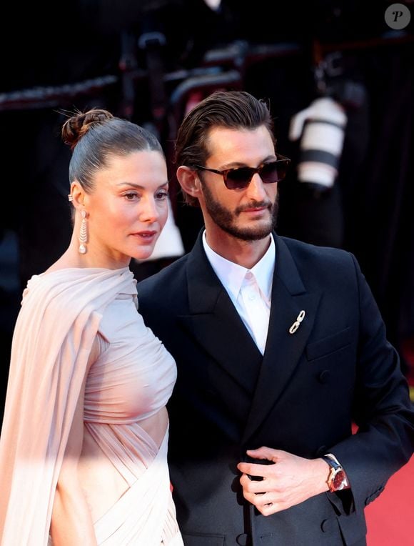 Pierre Niney et sa compagne Natasha Andrews - Montée des marches du film " Histoires parallèles " lors du 79ème Festival International du Film de Cannes, le 14 mai 2026. © Jacovides-Moreau / Bestimage