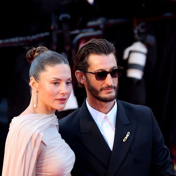 Pierre Niney et sa compagne Natasha Andrews - Montée des marches du film " Histoires parallèles " lors du 79ème Festival International du Film de Cannes, le 14 mai 2026. © Jacovides-Moreau / Bestimage