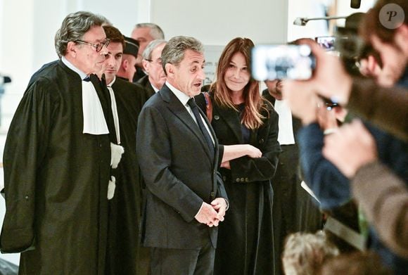 Il affirme son innocence mais promet de respecter toutes les convocations de la justice.

Maître Jean-Michel Darrois, un des avocats de l'ancien chef d'Etat, Nicolas Sarkozy et sa femme Carla Bruni - Nicolas Sarkozy condamné à 5 ans de prison à l'issue du procès de l'affaire du financement libyen au tribunal correctionnel de Paris, le 25 septembre 2025. L'ancien chef de l'Etat était accompagné de sa femme, C.Bruni. Nicolas Sarkozy, jugé coupable d’association de malfaiteurs, sera prochainement convoqué en vue de lui signifier la date de son incarcération. 
© Christian Liewig / Bestimage