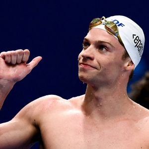 Il estime avoir appris à davantage s'affirmer et à faire ses propres choix malgré son immense popularité.
Léon Marchand célèbre sa médaille d'or après la finale du 400 m nage libre lors des Championnats d'Europe de natation, à Saint-Denis le 16 août 2026. © Zuma Press/Bestimage