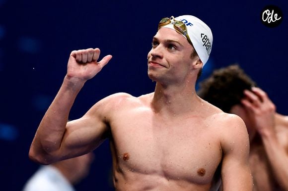 Il estime avoir appris à davantage s'affirmer et à faire ses propres choix malgré son immense popularité.

Léon Marchand célèbre sa médaille d'or après la finale du 400 m nage libre lors des Championnats d'Europe de natation, à Saint-Denis le 16 août 2026. © Zuma Press/Bestimage