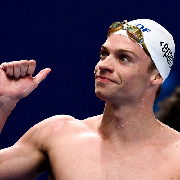 Il estime avoir appris à davantage s'affirmer et à faire ses propres choix malgré son immense popularité.

Léon Marchand célèbre sa médaille d'or après la finale du 400 m nage libre lors des Championnats d'Europe de natation, à Saint-Denis le 16 août 2026. © Zuma Press/Bestimage