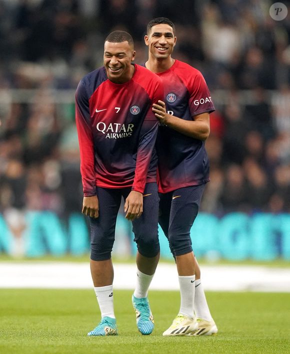 Kylian Mbappé et Achraf Hakimi du Paris Saint-Germain s'échauffent sur le terrain avant le match du Groupe F de l'UEFA Champions League à St. James' Park, Newcastle upon Tyne. Date de la photo : mercredi 4 octobre 2023. Le crédit photo doit être libellé comme suit : Owen Humphreys/PA Wire. PA Photos/ABACA