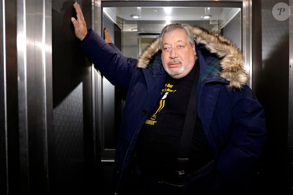 Il s'agit de Jean-Claude Dreyfus, qu'on connaît notamment pour ses rôles dans "Tous les matins du monde", "Deux Frères" ou encore "Un long dimanche de fiançailles".

Rendez-vous avec Jean-Claude Dreyfus à Paris le 22 janvier 2020. © Cédric Perrin/Bestimage