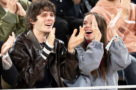 La petite-fille de Jacques Higelin était présente ce 27 mai 2025 aux côtés de Tanguy De Rothschild. 
Kim Higelin et son compagnon Tanguy De Rothschild dans les tribunes lors des Internationaux de France de Tennis de Roland Garros 2025, à Paris, France, le 27 mai 2025. © Jacovides-Moreau/Bestimage