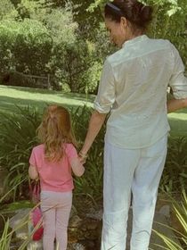 Lilibet de Sussex (4 ans et demi) adorable danseuse ballerine dans les bras de son papa le prince Harry, son visage apparaît en photo